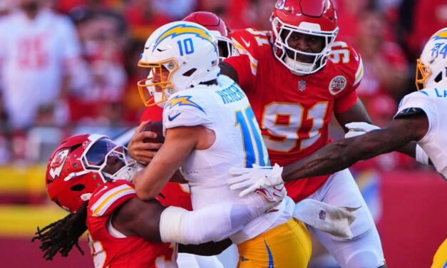 Los Chiefs se colocan 5-0, en victoria por 22-6 sobre los Chargers.