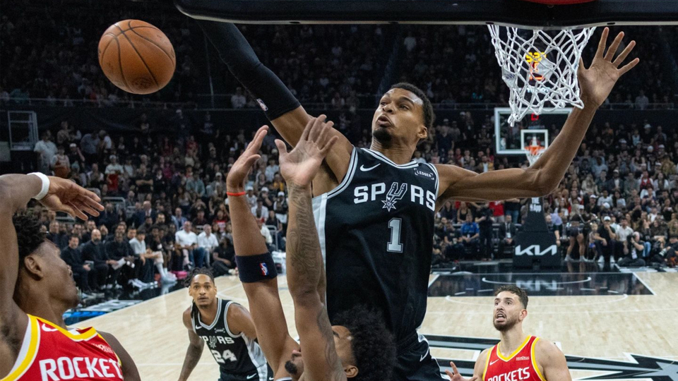 Amen Thompson bloquea a Wembanyama en el último segundo y los Rockets vencen a los Spurs por 114-110 en Austin.