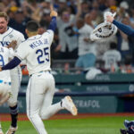 Los Rays sorprenden a los Brewers con un ataque de 2 carreras en la 12.ª entrada y fuerzan el quinto juego de la Serie Mundial tras ganar 4-3.