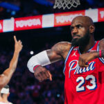 LeBron James anota 20 puntos y ayuda a que 76ers venzan a Knicks por 98-93