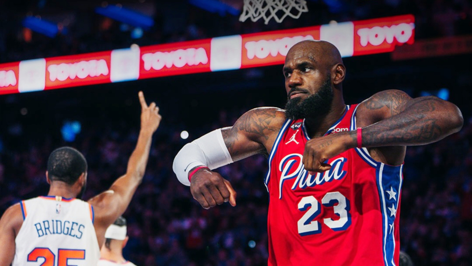 LeBron James anota 20 puntos y ayuda a que 76ers venzan a Knicks por 98-93