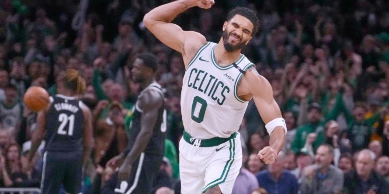 Tatum encesta justo antes del bocinazo en la prórroga y Celtics vencen 125-124 a Nets