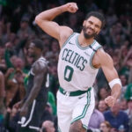 Tatum encesta justo antes del bocinazo en la prórroga y Celtics vencen 125-124 a Nets