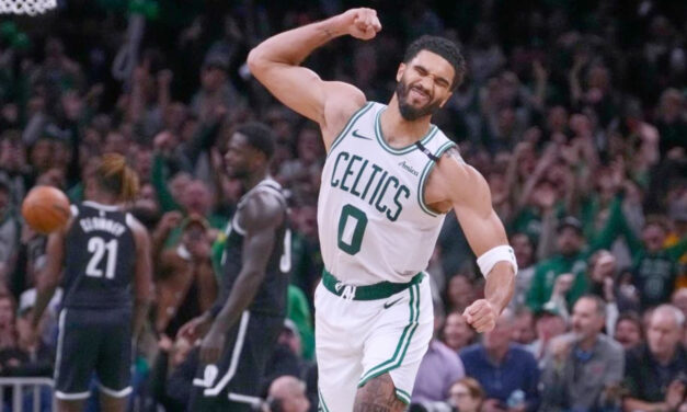 Tatum encesta justo antes del bocinazo en la prórroga y Celtics vencen 125-124 a Nets